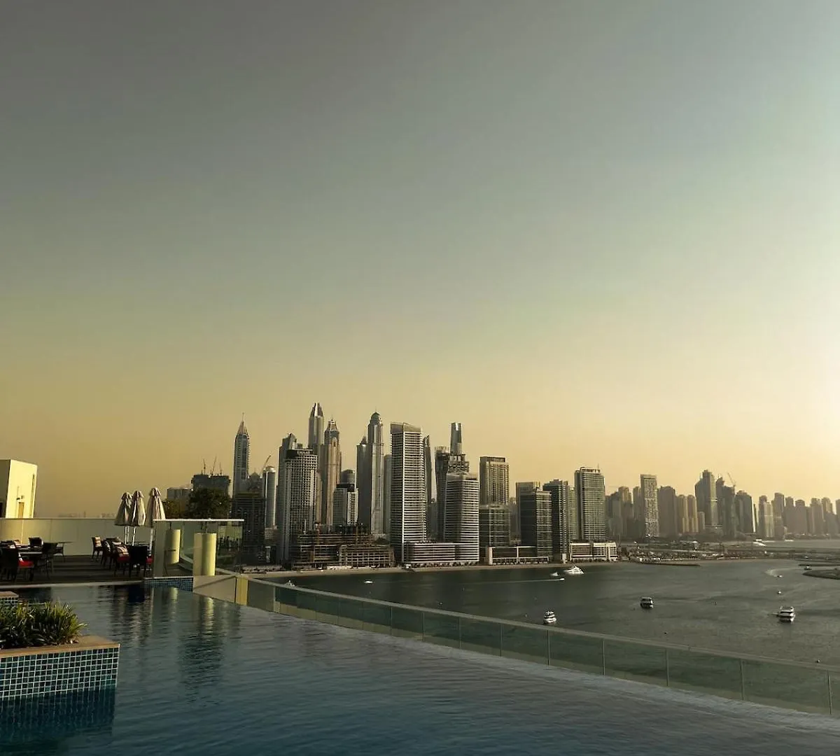 Contatti di Exclusive Suite With Infinity Pool & Private Beach